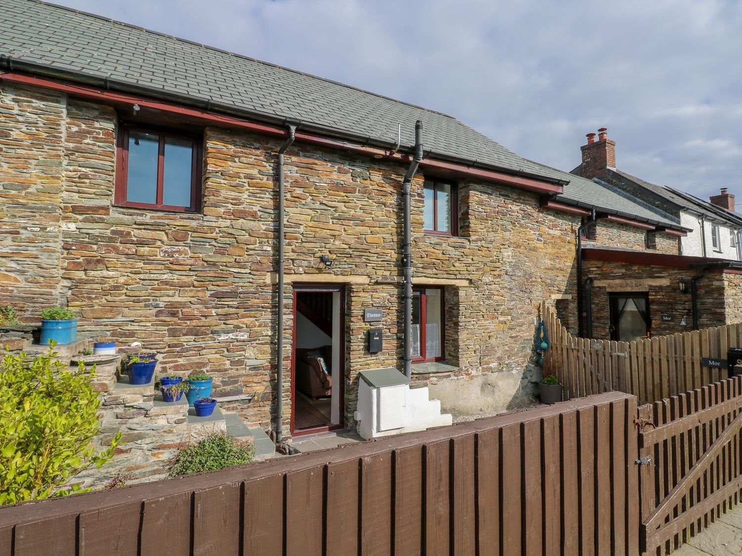 Ebrenn, Bossiney Bay near Tintagel in Cornwall. Stone-built. Hot tub. Enclosed garden. Pet-friendly.