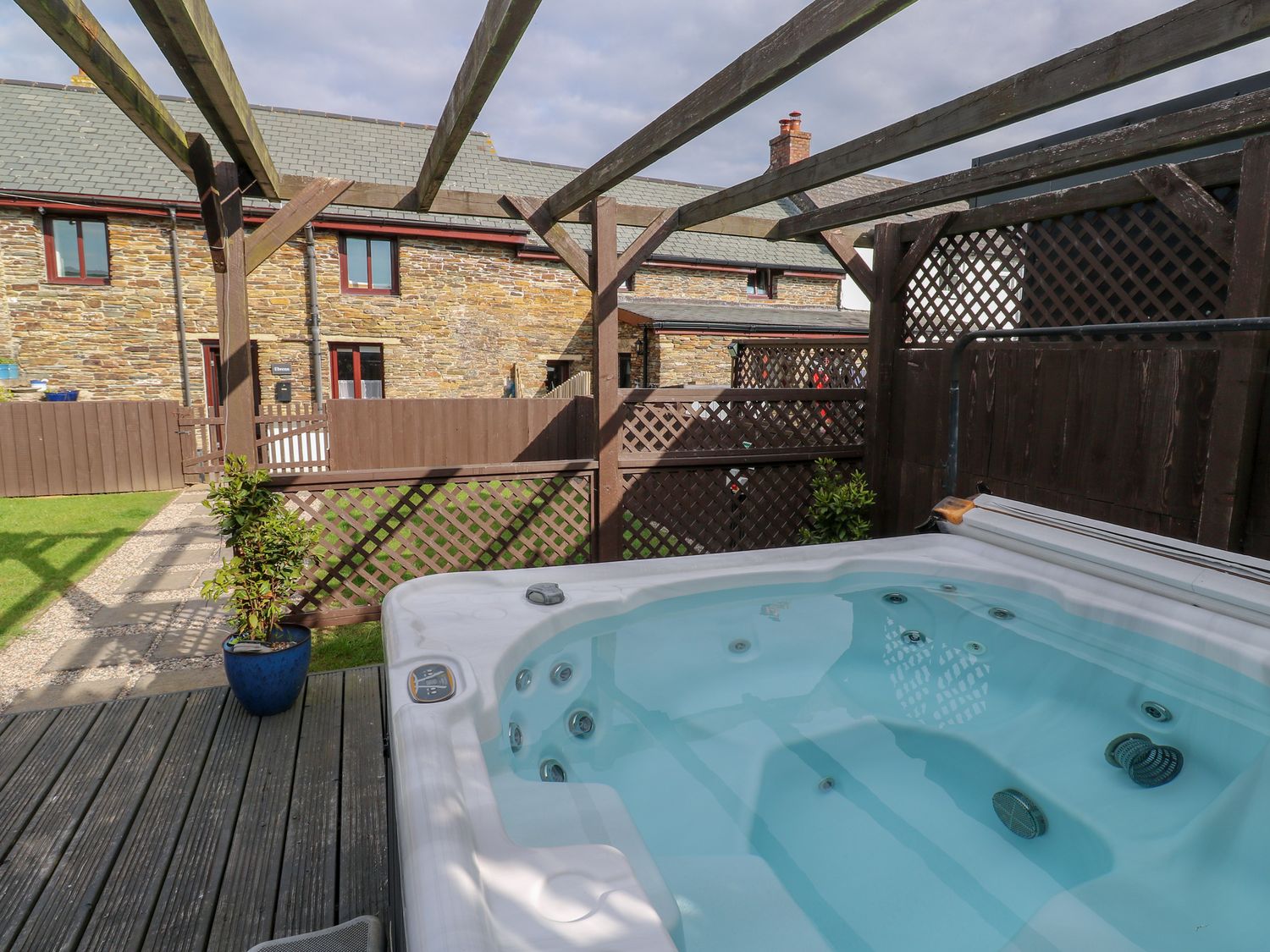 Ebrenn, Bossiney Bay near Tintagel in Cornwall. Stone-built. Hot tub. Enclosed garden. Pet-friendly.