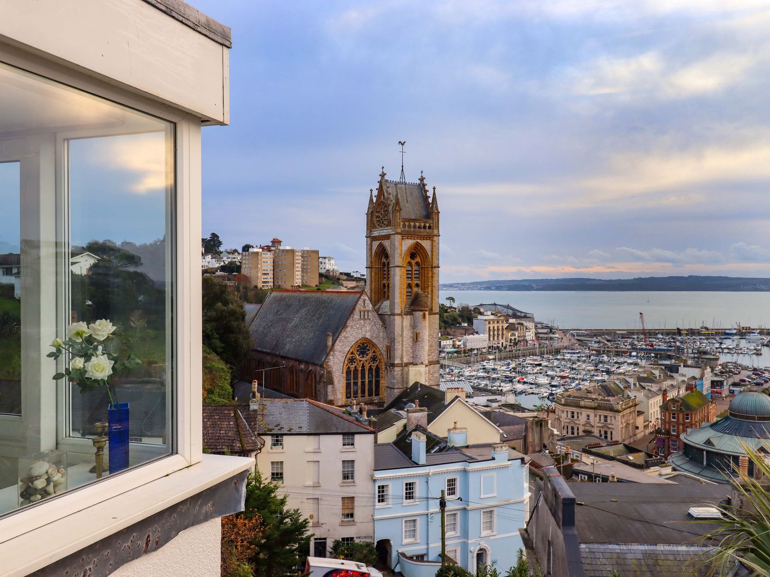 The Grottoes, Torquay, Devon. Smart TV. Enclosed garden. Pet-friendly. Near beach. Off-road parking.