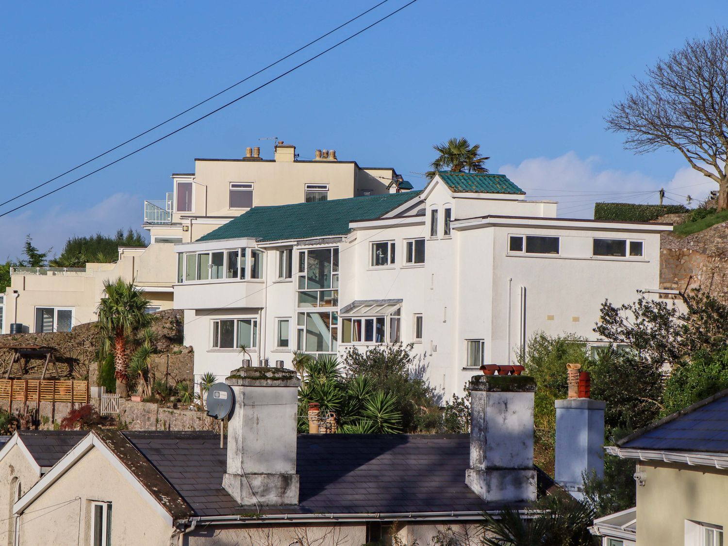 The Grottoes, Torquay, Devon. Smart TV. Enclosed garden. Pet-friendly. Near beach. Off-road parking.