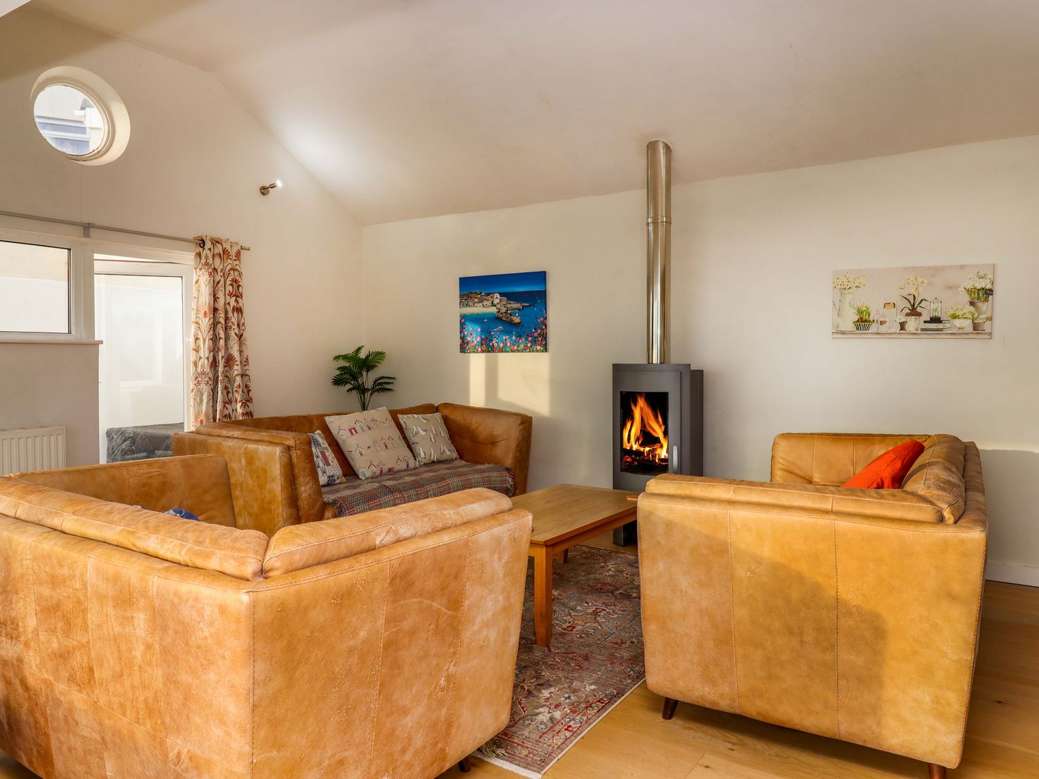 The Grottoes, Torquay, Devon. Smart TV. Enclosed garden. Pet-friendly. Near beach. Off-road parking.