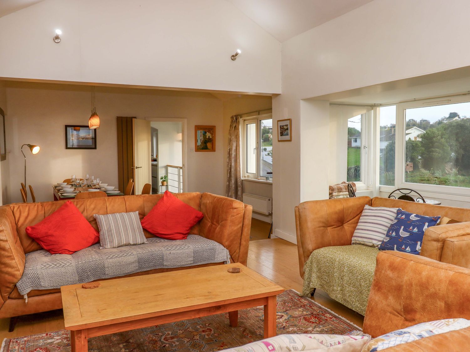 The Grottoes, Torquay, Devon. Smart TV. Enclosed garden. Pet-friendly. Near beach. Off-road parking.