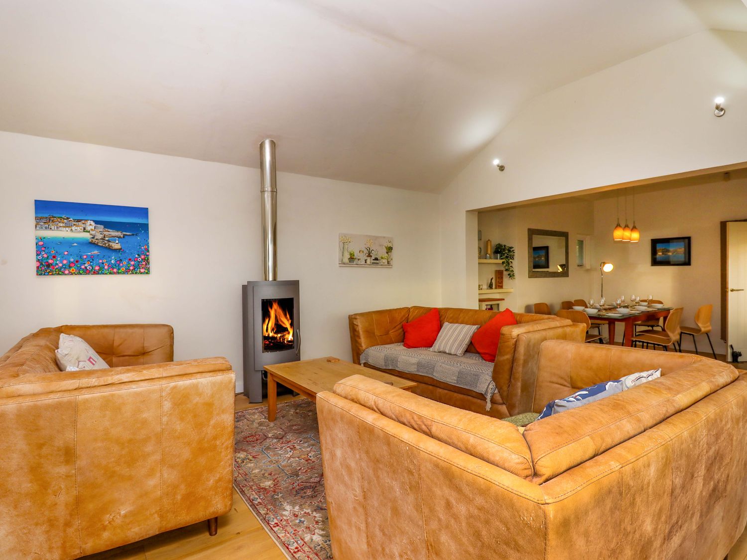 The Grottoes, Torquay, Devon. Smart TV. Enclosed garden. Pet-friendly. Near beach. Off-road parking.