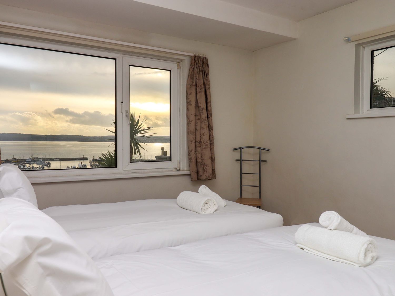 The Grottoes, Torquay, Devon. Smart TV. Enclosed garden. Pet-friendly. Near beach. Off-road parking.