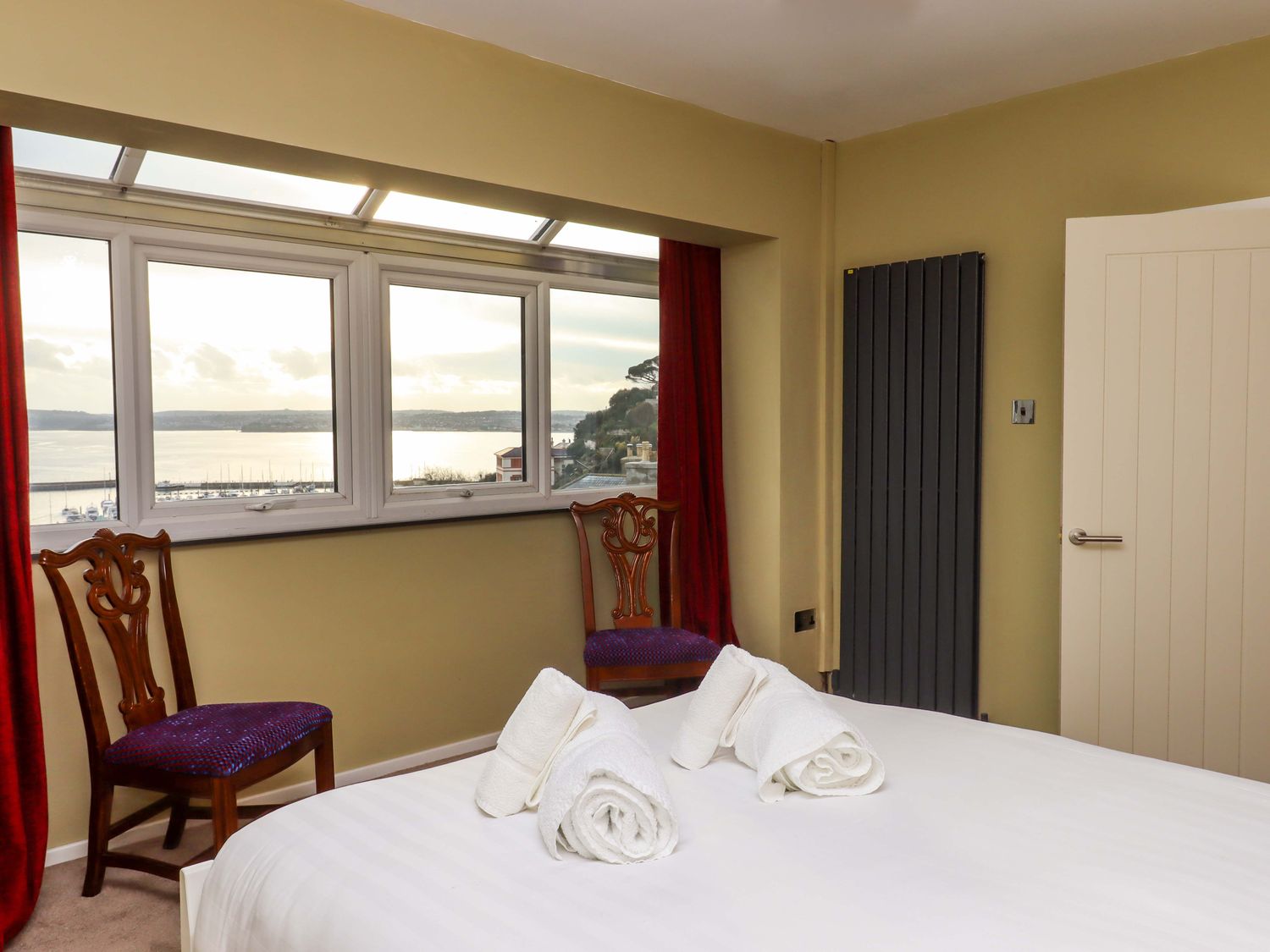 The Grottoes, Torquay, Devon. Smart TV. Enclosed garden. Pet-friendly. Near beach. Off-road parking.