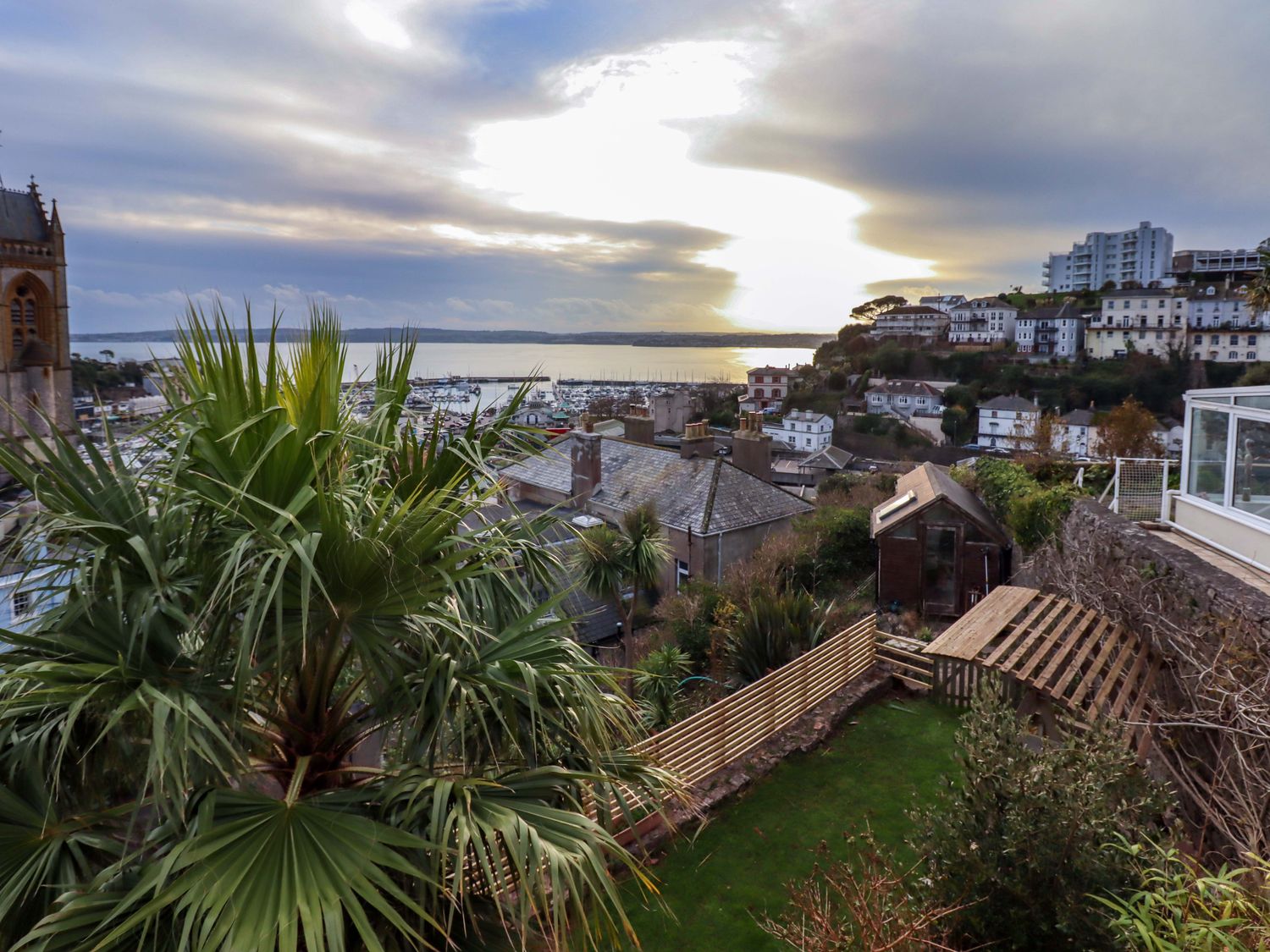 The Grottoes, Torquay, Devon. Smart TV. Enclosed garden. Pet-friendly. Near beach. Off-road parking.