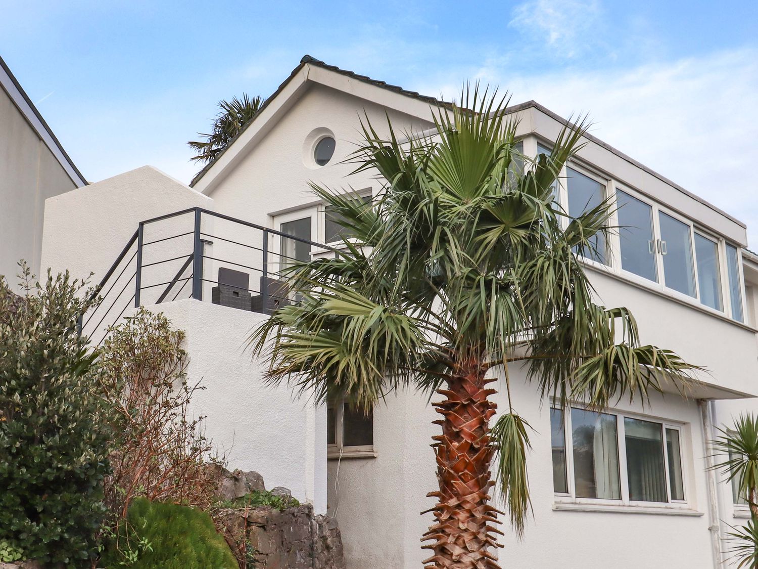 The Grottoes, Torquay, Devon. Smart TV. Enclosed garden. Pet-friendly. Near beach. Off-road parking.