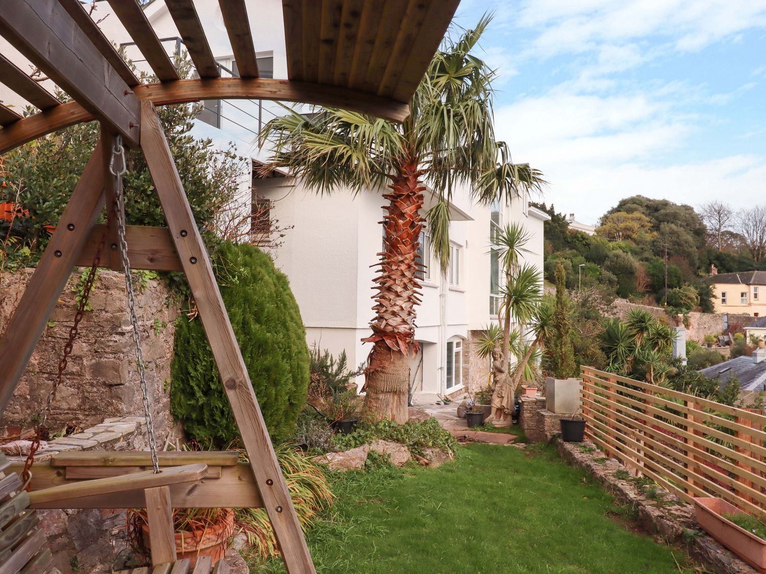 The Grottoes, Torquay, Devon. Smart TV. Enclosed garden. Pet-friendly. Near beach. Off-road parking.