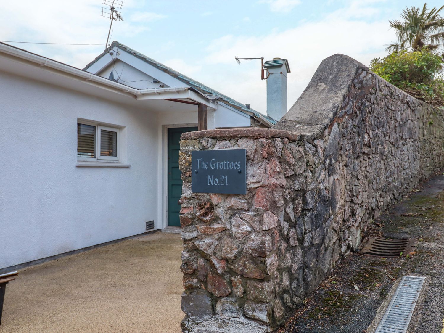 The Grottoes, Torquay, Devon. Smart TV. Enclosed garden. Pet-friendly. Near beach. Off-road parking.