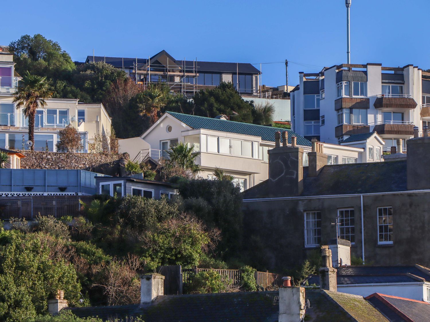 The Grottoes, Torquay, Devon. Smart TV. Enclosed garden. Pet-friendly. Near beach. Off-road parking.