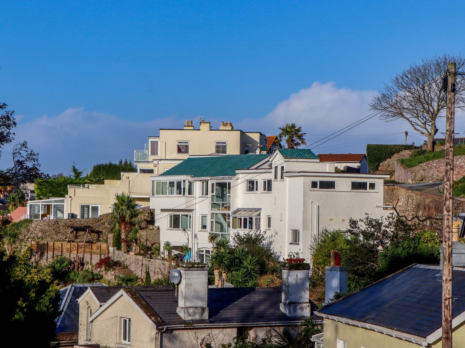 The Grottoes, Torquay, Devon. Smart TV. Enclosed garden. Pet-friendly. Near beach. Off-road parking.