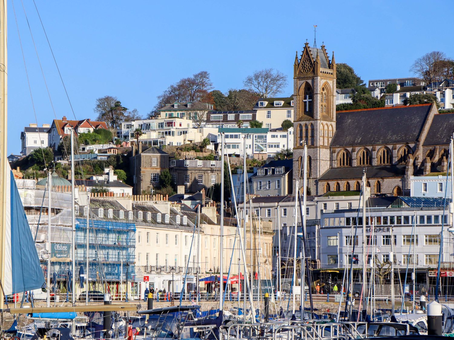 The Grottoes, Torquay, Devon. Smart TV. Enclosed garden. Pet-friendly. Near beach. Off-road parking.