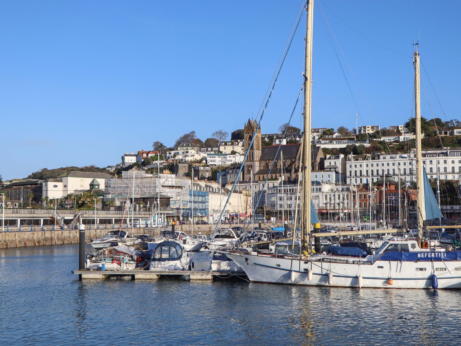 The Grottoes, Torquay, Devon. Smart TV. Enclosed garden. Pet-friendly. Near beach. Off-road parking.