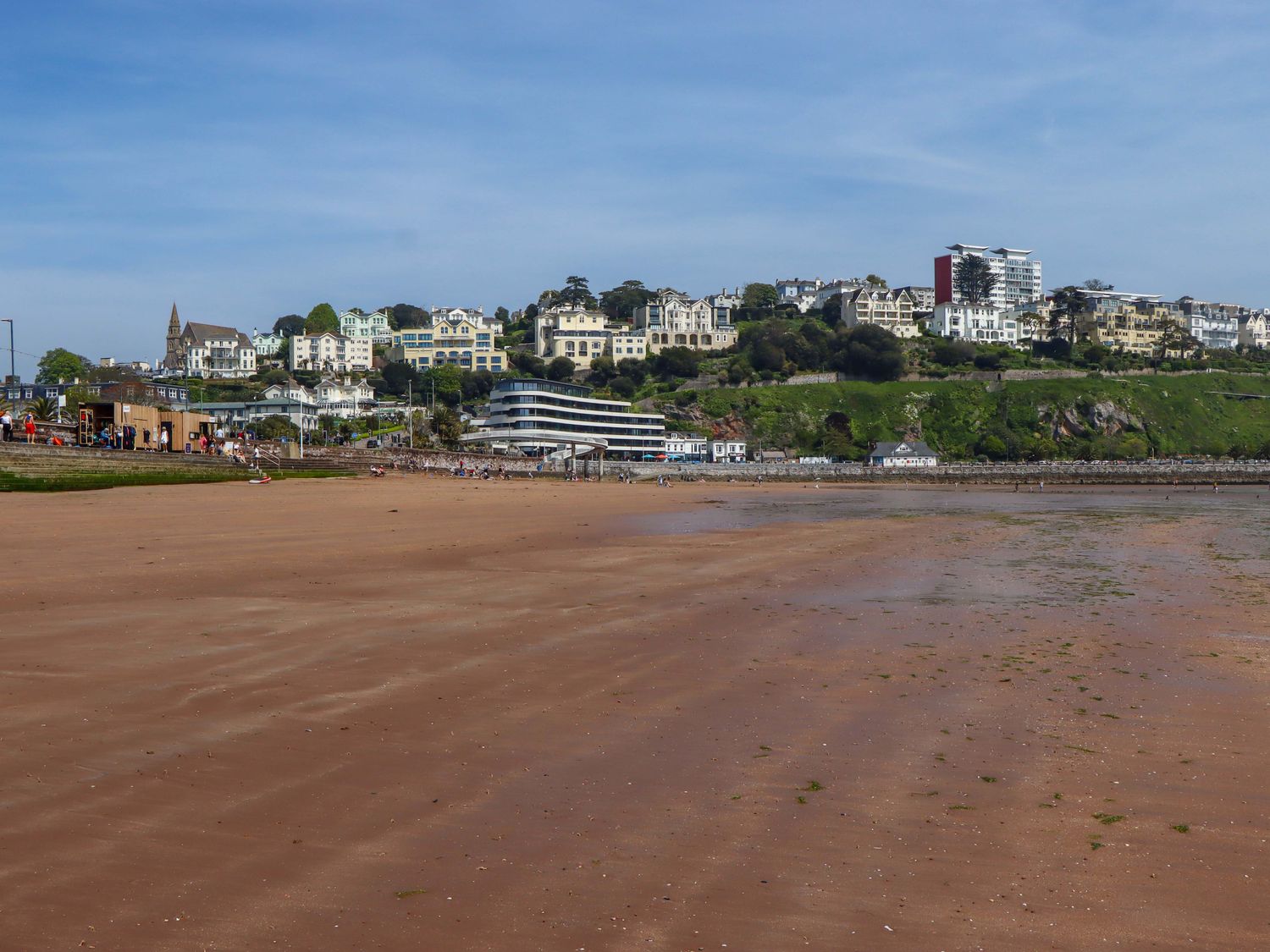 The Grottoes, Torquay, Devon. Smart TV. Enclosed garden. Pet-friendly. Near beach. Off-road parking.