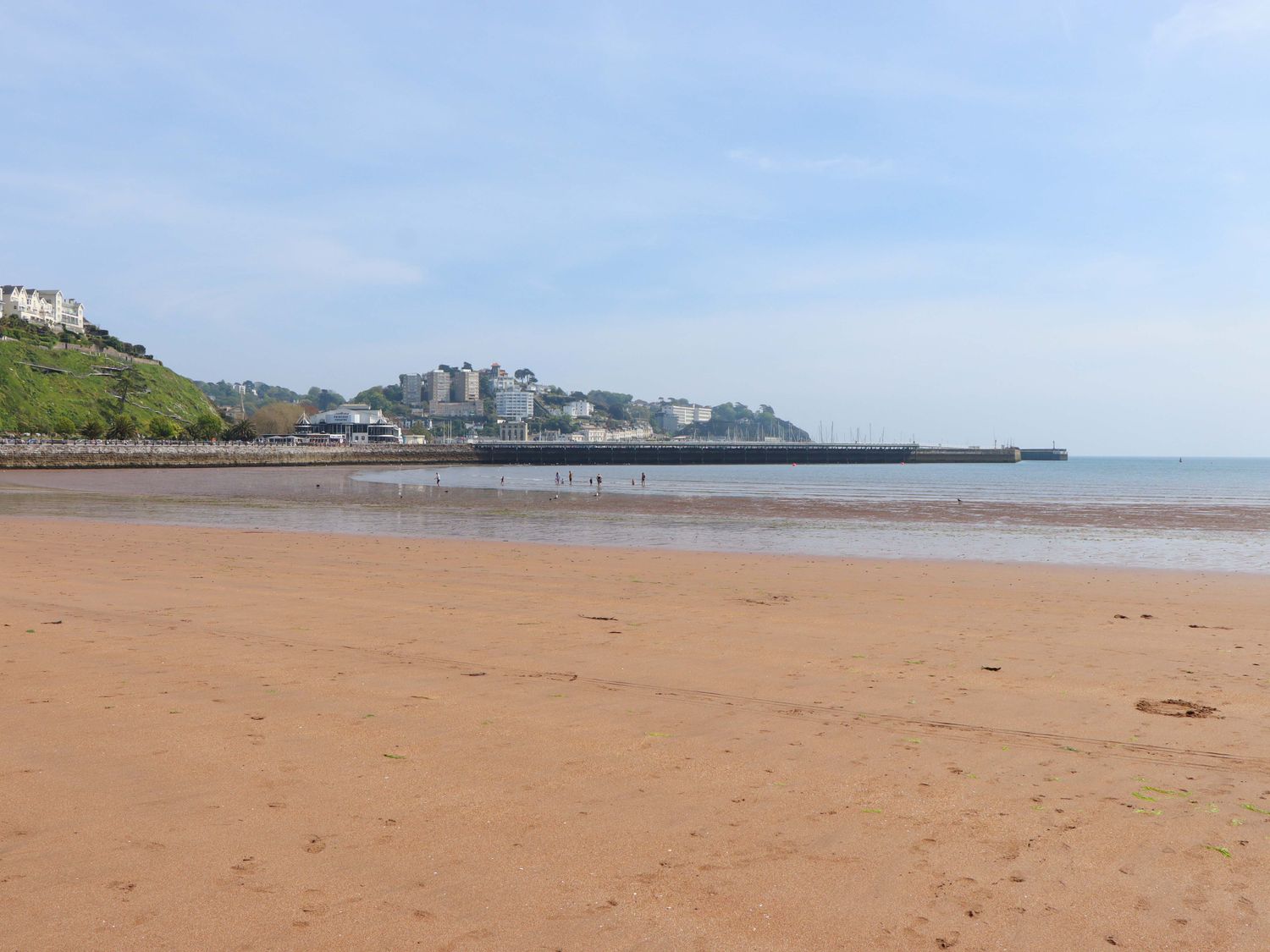 The Grottoes, Torquay, Devon. Smart TV. Enclosed garden. Pet-friendly. Near beach. Off-road parking.