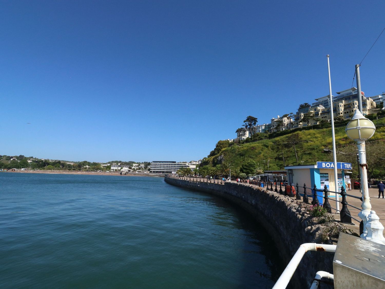 The Grottoes, Torquay, Devon. Smart TV. Enclosed garden. Pet-friendly. Near beach. Off-road parking.