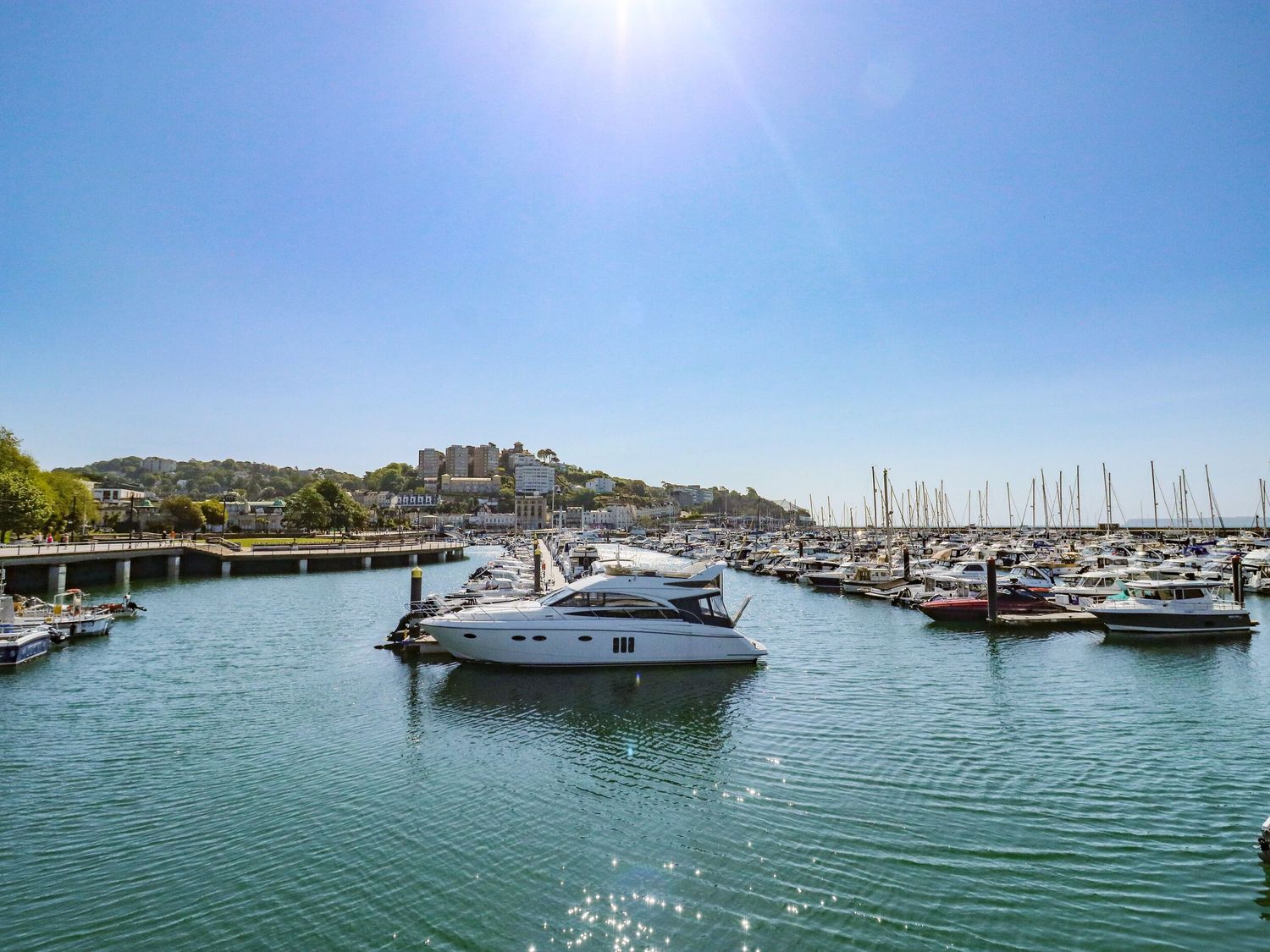 The Grottoes, Torquay, Devon. Smart TV. Enclosed garden. Pet-friendly. Near beach. Off-road parking.