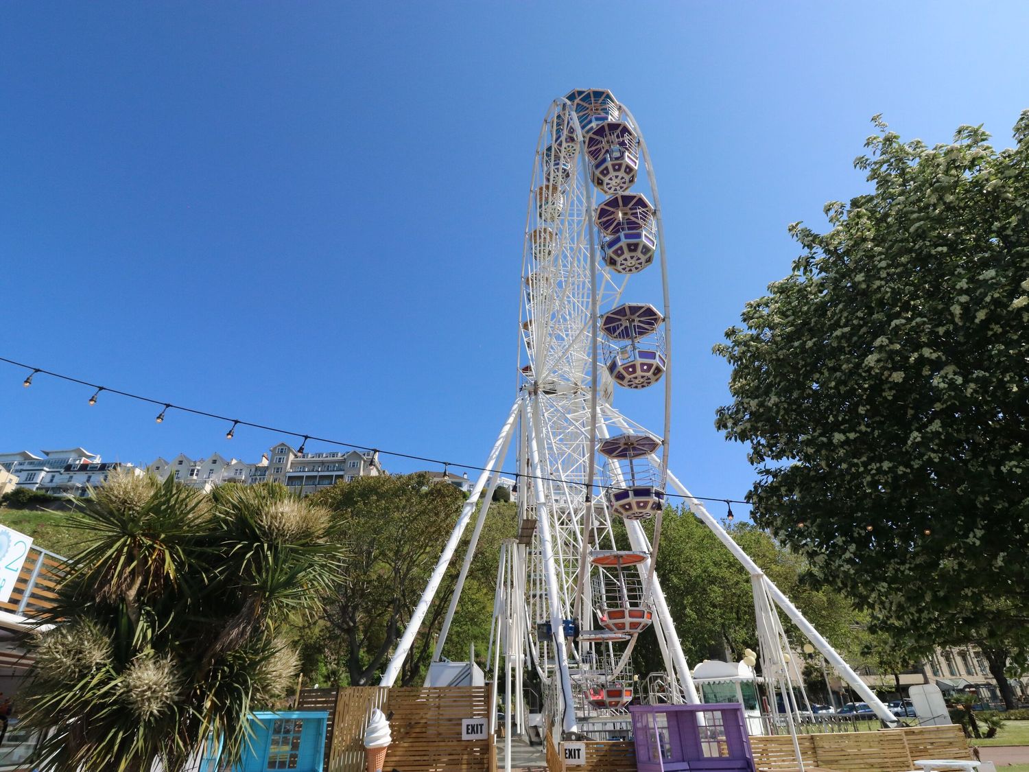 The Grottoes, Torquay, Devon. Smart TV. Enclosed garden. Pet-friendly. Near beach. Off-road parking.