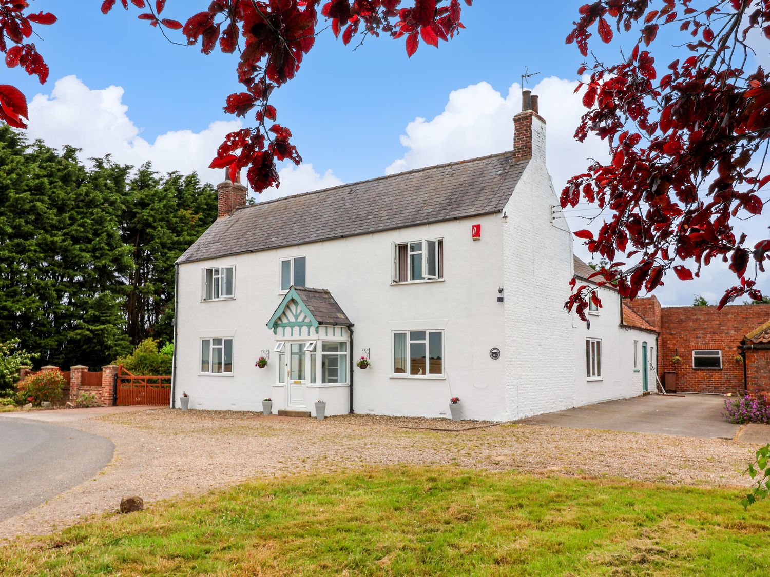 Bewholme, Skipsea, East Yorkshire. Sleeps 10. Hot tub. Dog-friendly. Off-road parking. Rural views.