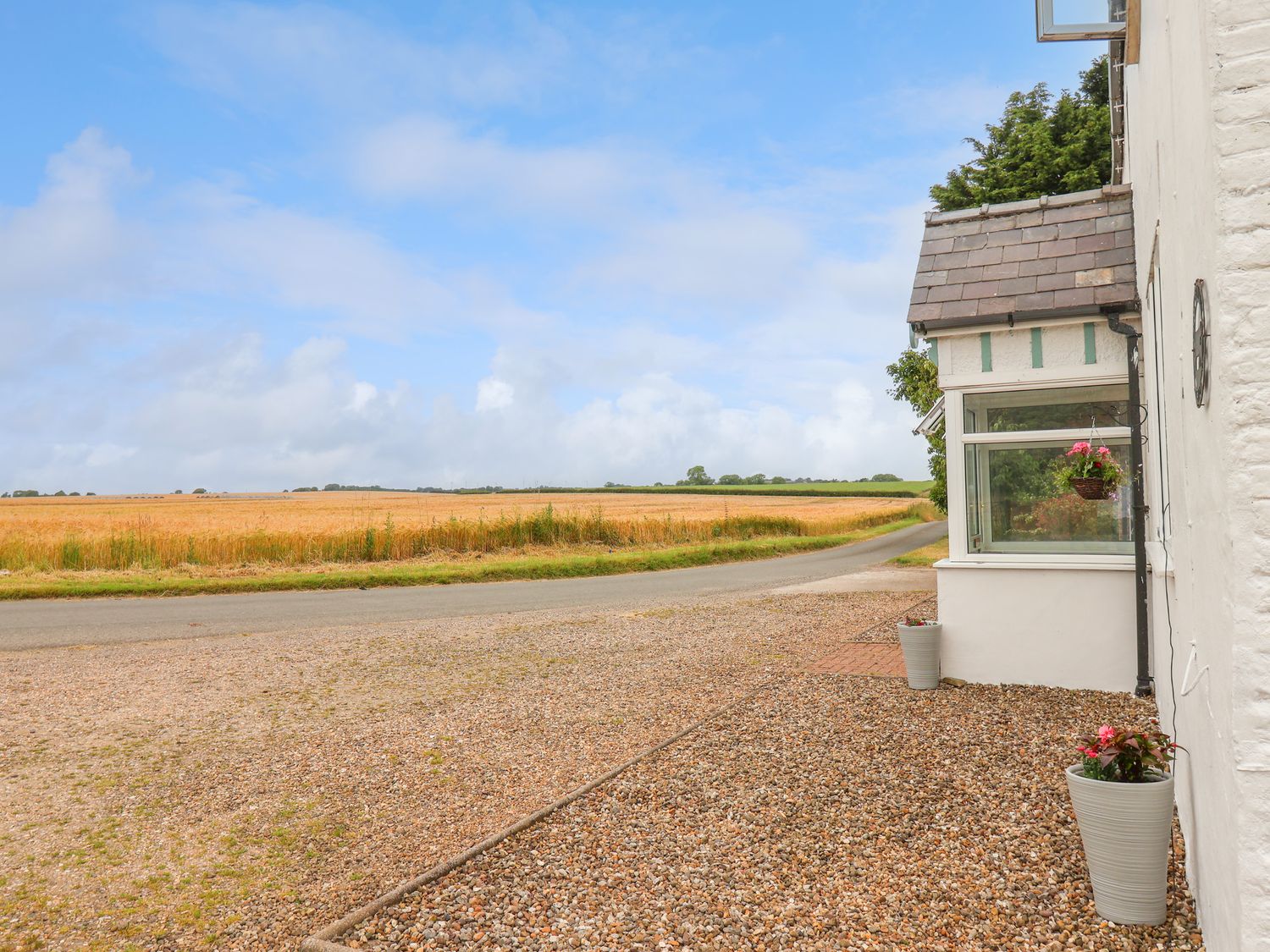 Bewholme, Skipsea, East Yorkshire. Sleeps 10. Hot tub. Dog-friendly. Off-road parking. Rural views.