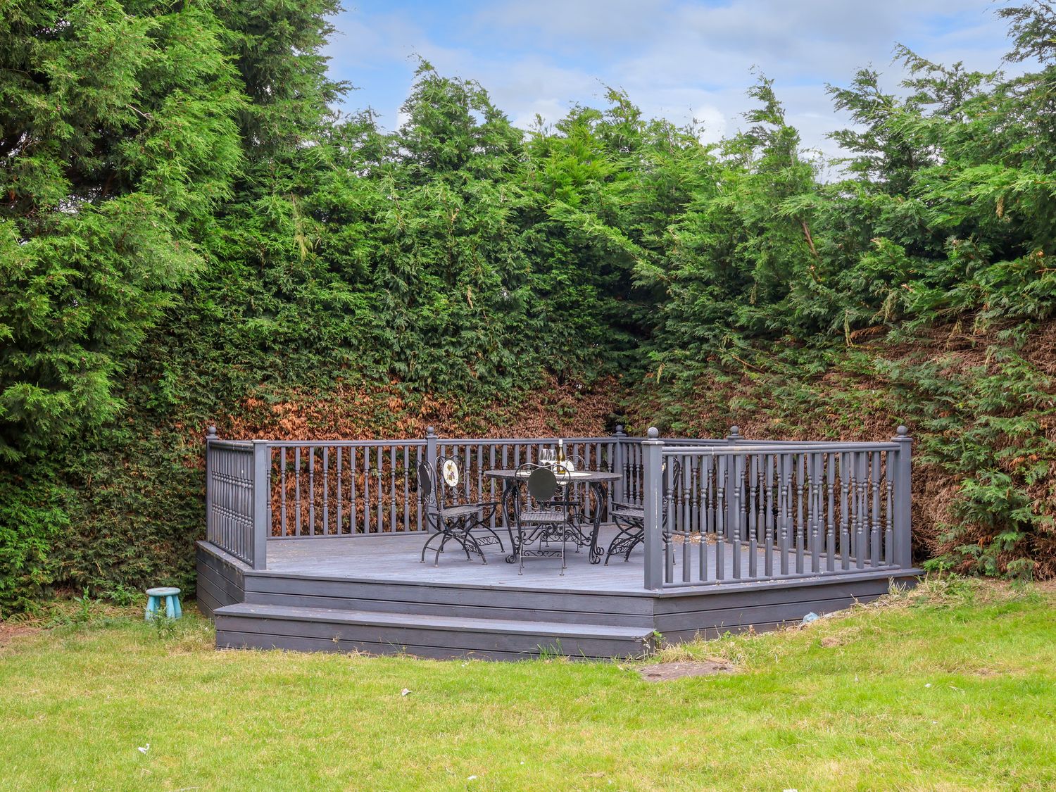 Bewholme, Skipsea, East Yorkshire. Sleeps 10. Hot tub. Dog-friendly. Off-road parking. Rural views.