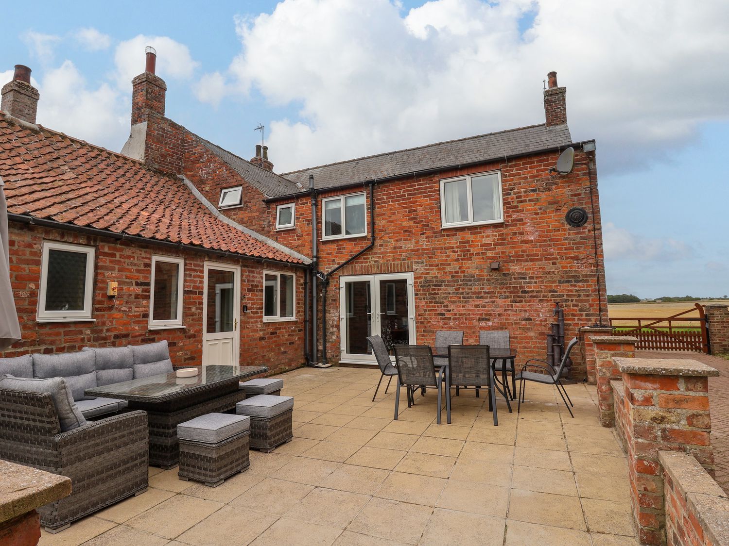 Bewholme, Skipsea, East Yorkshire. Sleeps 10. Hot tub. Dog-friendly. Off-road parking. Rural views.