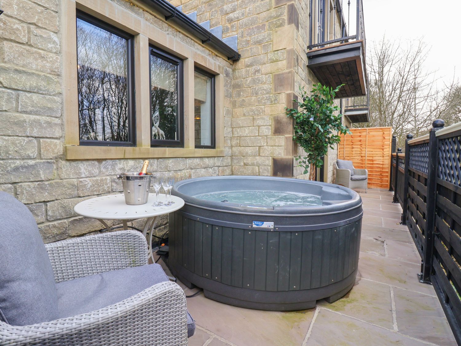 The Swans Nest Lock View, Gargrave in North Yorkshire. Canalside house. WiFi. Pet-friendly. Hot tub.