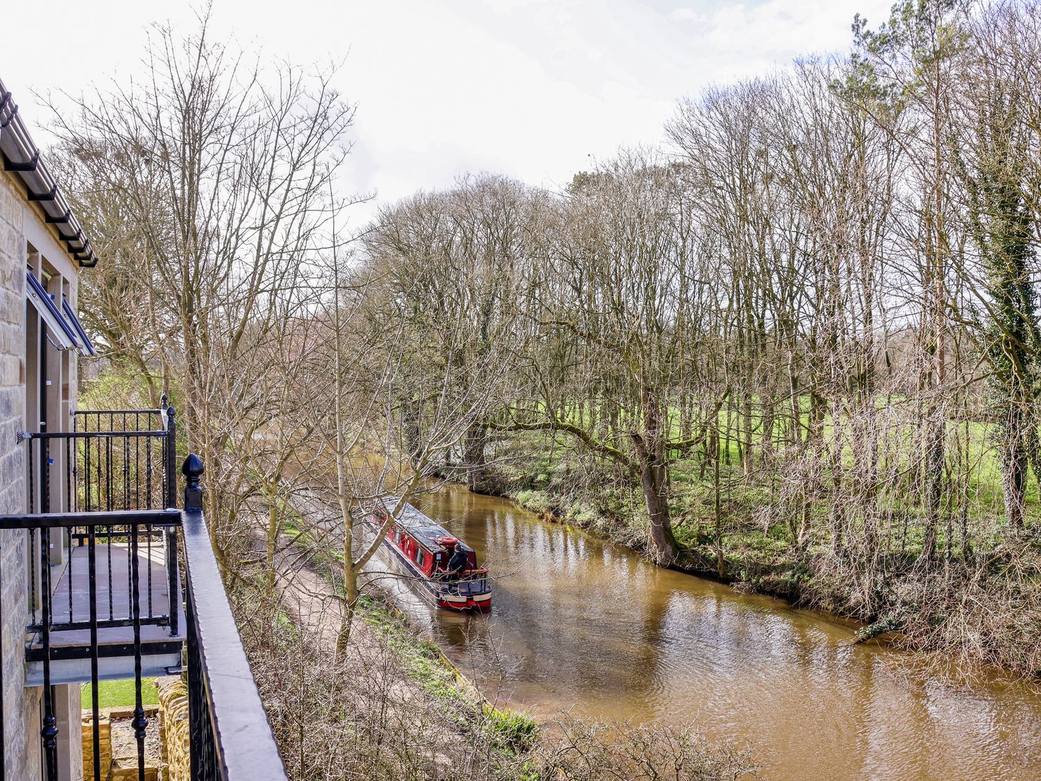 The Swans Nest Lock View, Gargrave in North Yorkshire. Canalside house. WiFi. Pet-friendly. Hot tub.