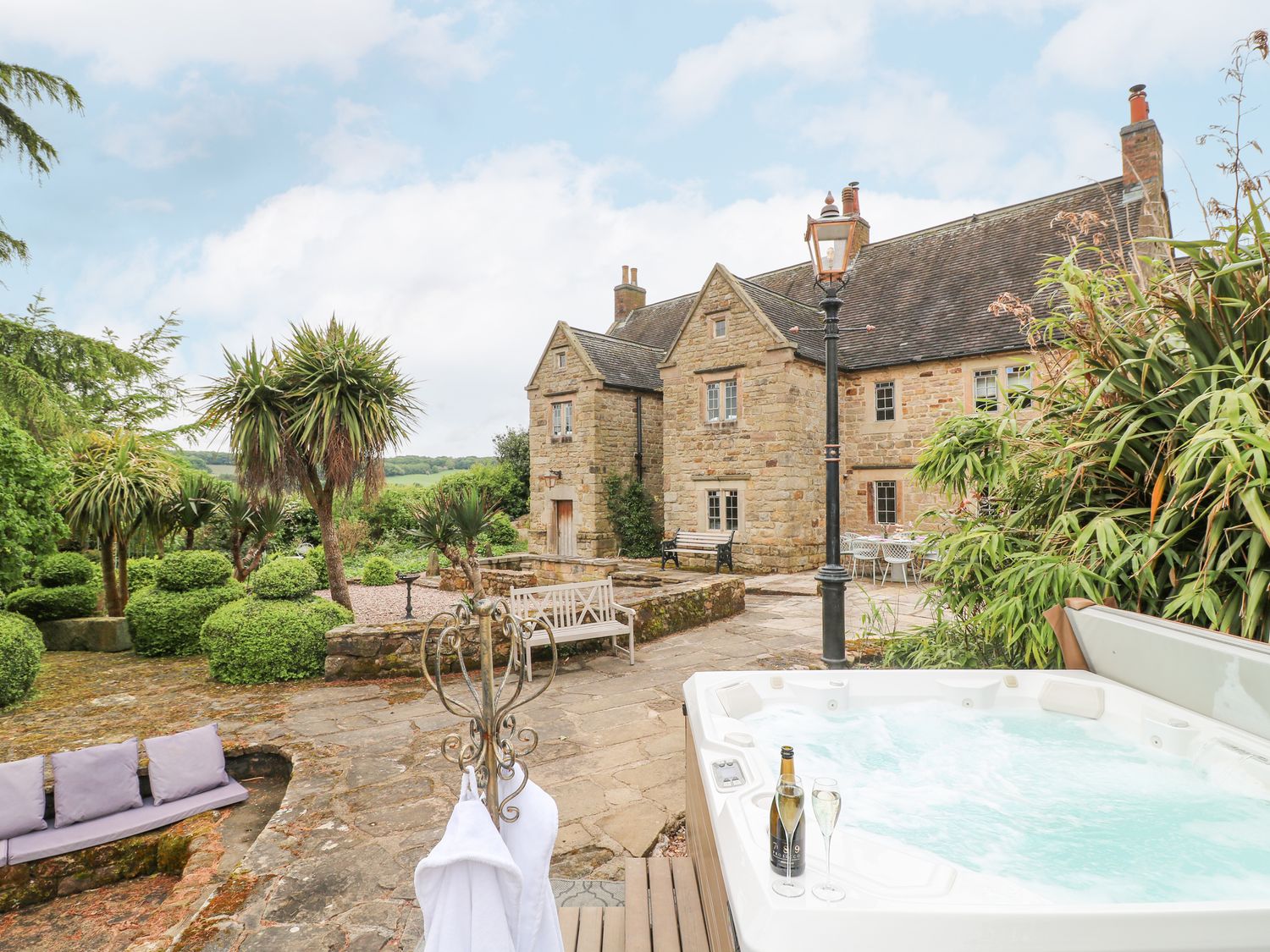 Wildersley Farm - The Farm House, Belper, Derbyshire. Near National Park. Hot tub. Woodburning stove