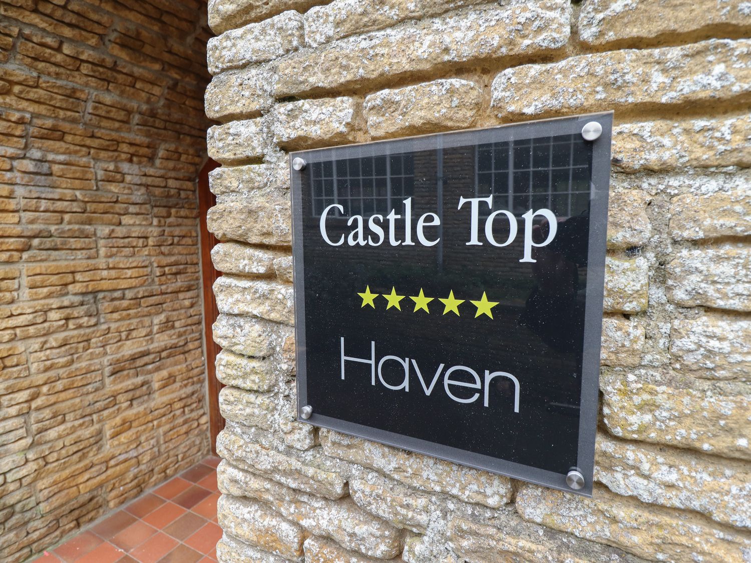 Castle Top Haven in Nettleton Top, Lincolnshire. Hot tub. Countryside. En-suite bedroom. Dishwasher.