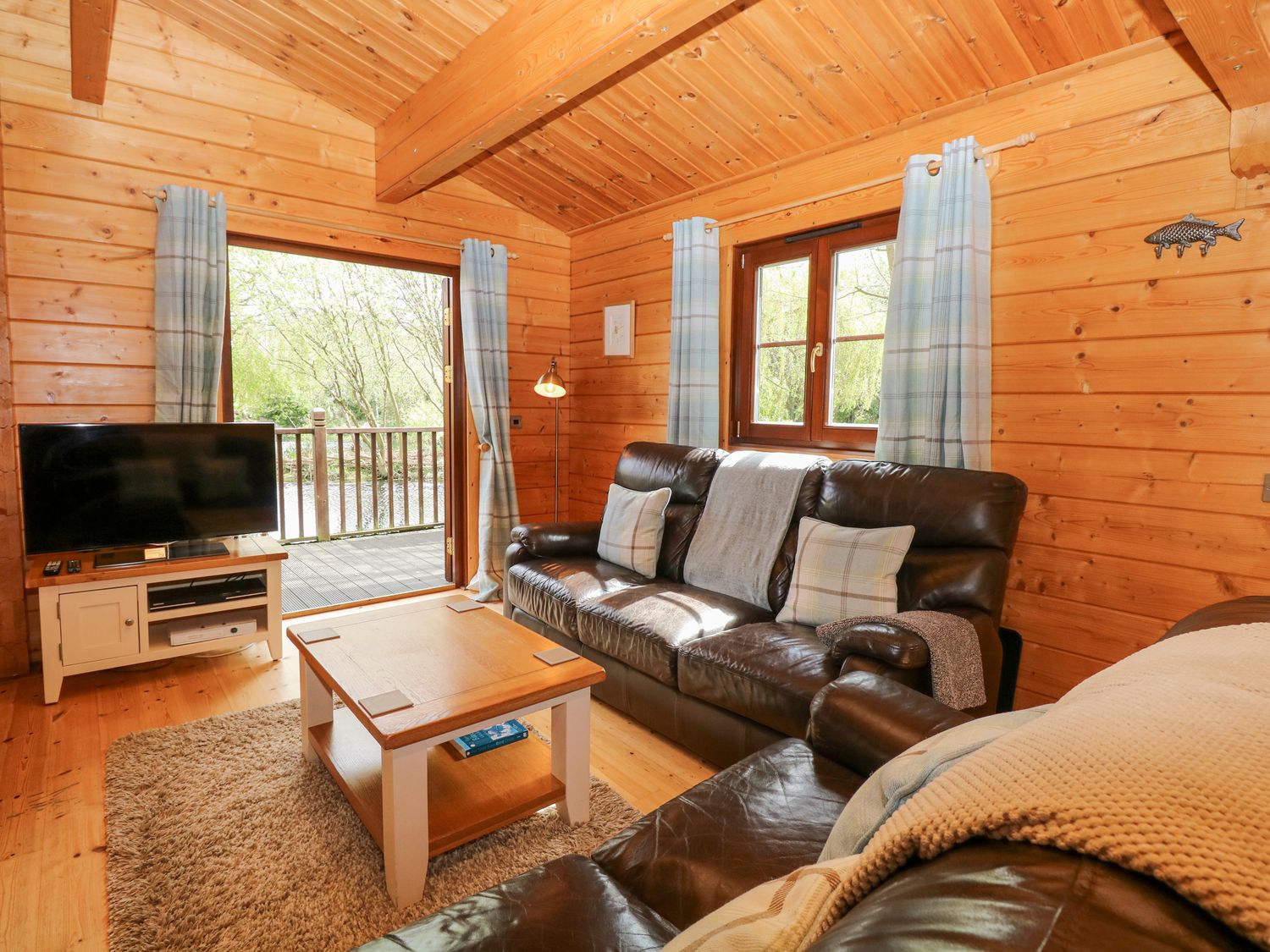 Kingfisher Lodge, in Badwell Ash in Suffolk. Lakeside cabin. Adults only. Remote. Hot tub. Barbecue.