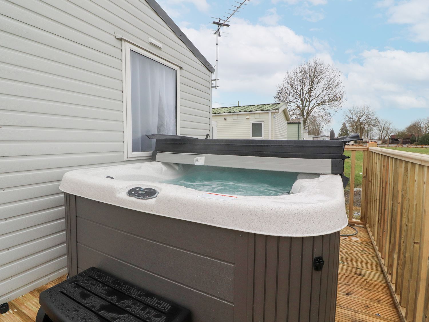 Giorgio, Warton, Lancashire. Off-road parking. Hot tub. Countryside. En-suites. Three bedrooms. WiFi