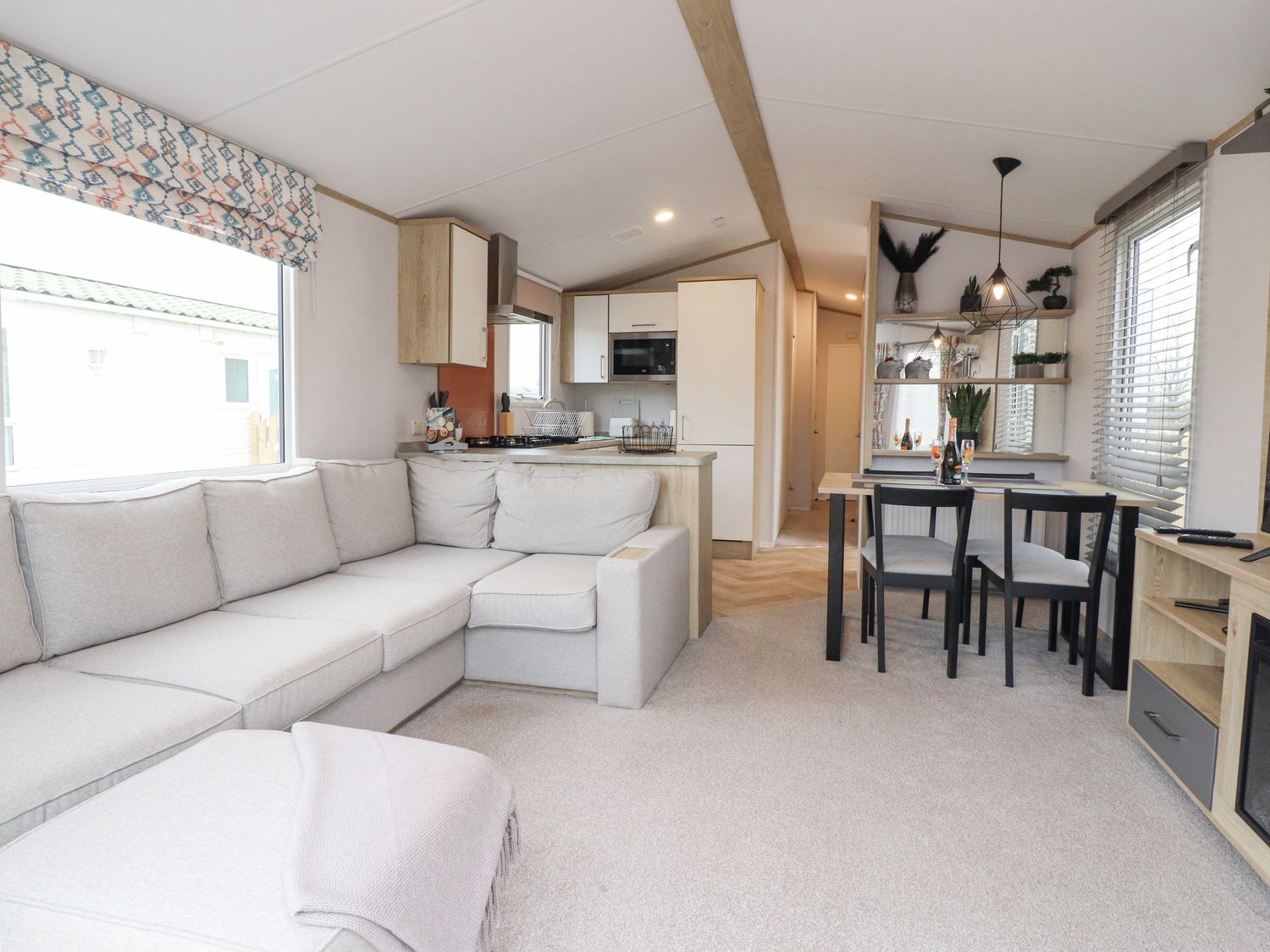 Giorgio, Warton, Lancashire. Off-road parking. Hot tub. Countryside. En-suites. Three bedrooms. WiFi