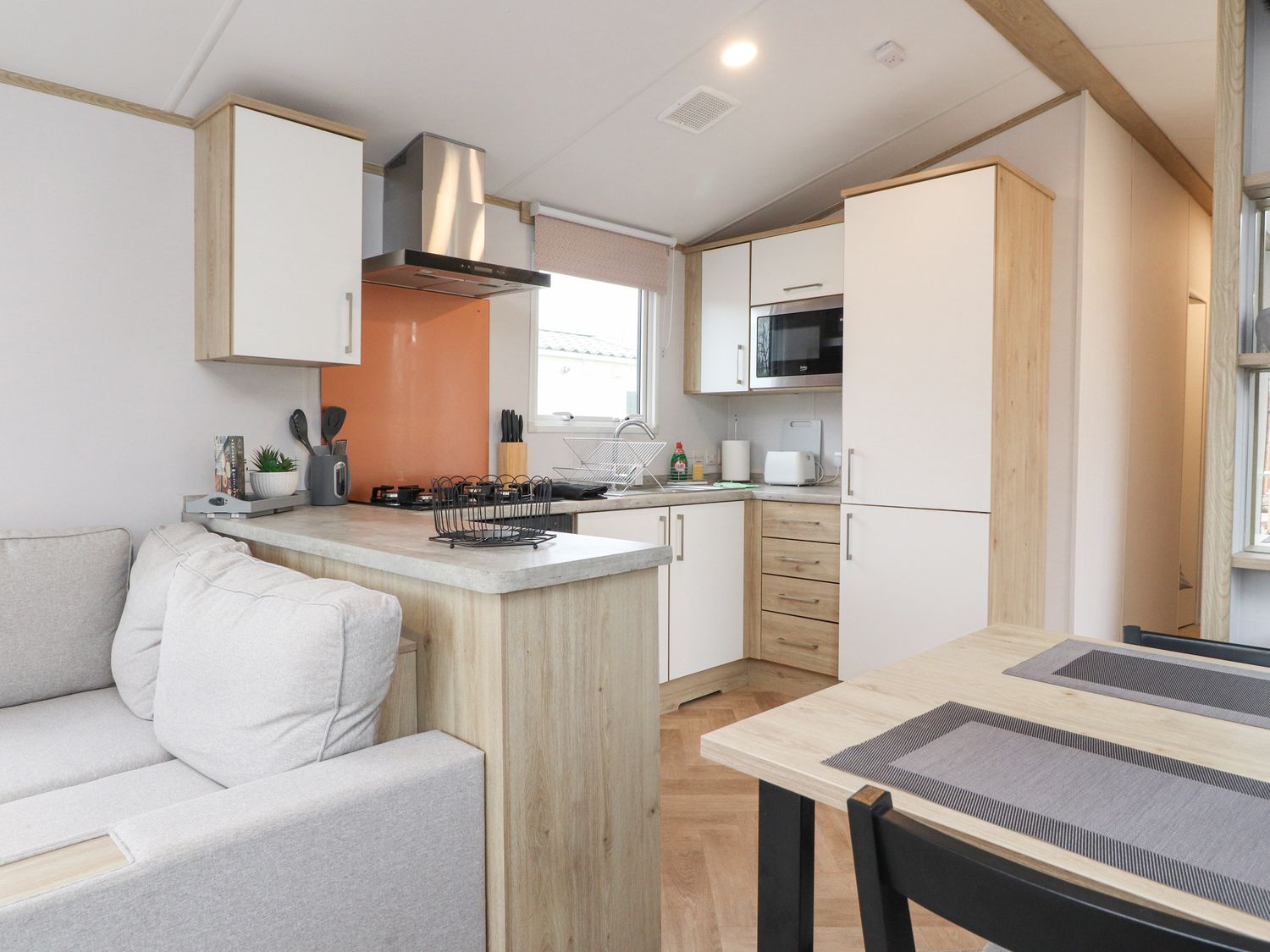 Giorgio, Warton, Lancashire. Off-road parking. Hot tub. Countryside. En-suites. Three bedrooms. WiFi