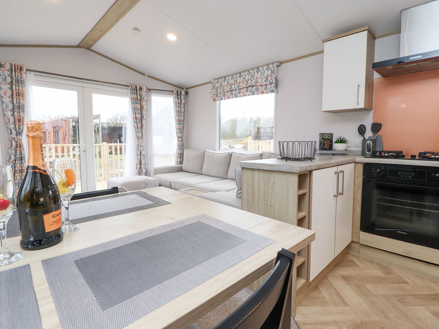 Giorgio, Warton, Lancashire. Off-road parking. Hot tub. Countryside. En-suites. Three bedrooms. WiFi