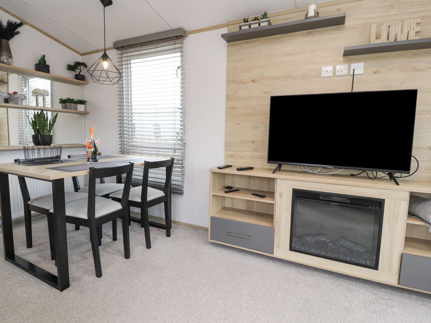 Giorgio, Warton, Lancashire. Off-road parking. Hot tub. Countryside. En-suites. Three bedrooms. WiFi