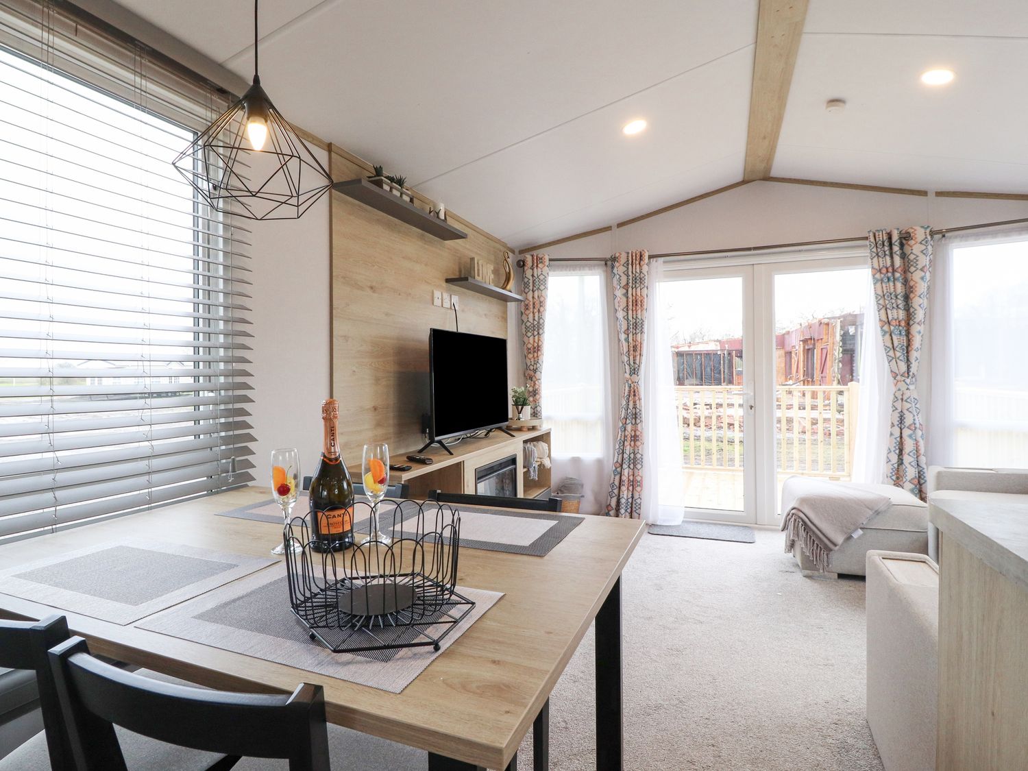 Giorgio, Warton, Lancashire. Off-road parking. Hot tub. Countryside. En-suites. Three bedrooms. WiFi