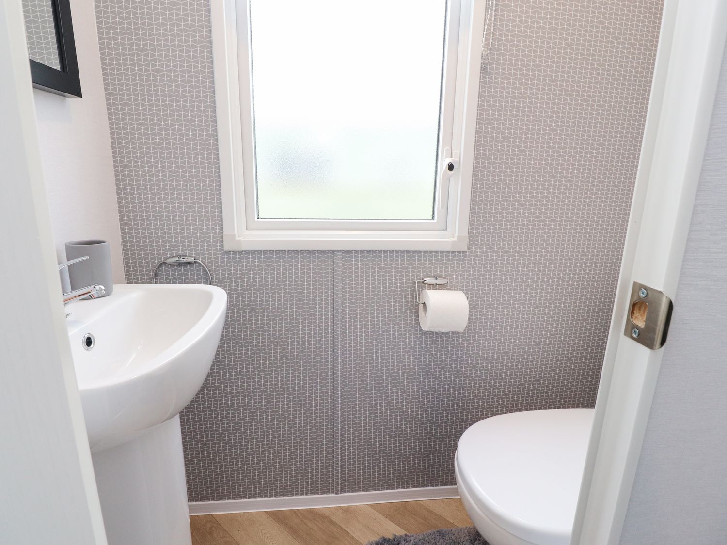 Giorgio, Warton, Lancashire. Off-road parking. Hot tub. Countryside. En-suites. Three bedrooms. WiFi