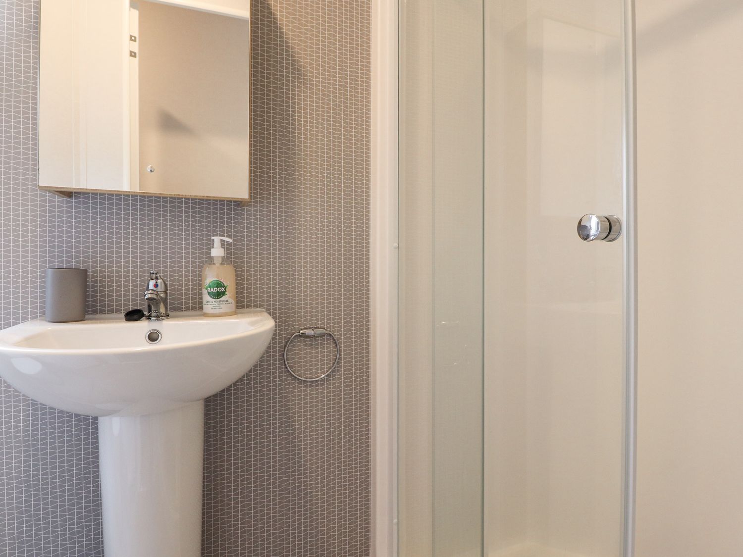 Giorgio, Warton, Lancashire. Off-road parking. Hot tub. Countryside. En-suites. Three bedrooms. WiFi