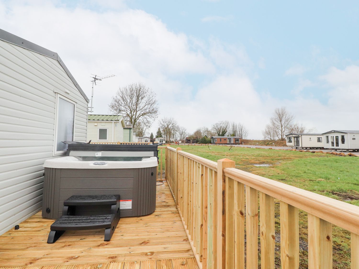 Giorgio, Warton, Lancashire. Off-road parking. Hot tub. Countryside. En-suites. Three bedrooms. WiFi
