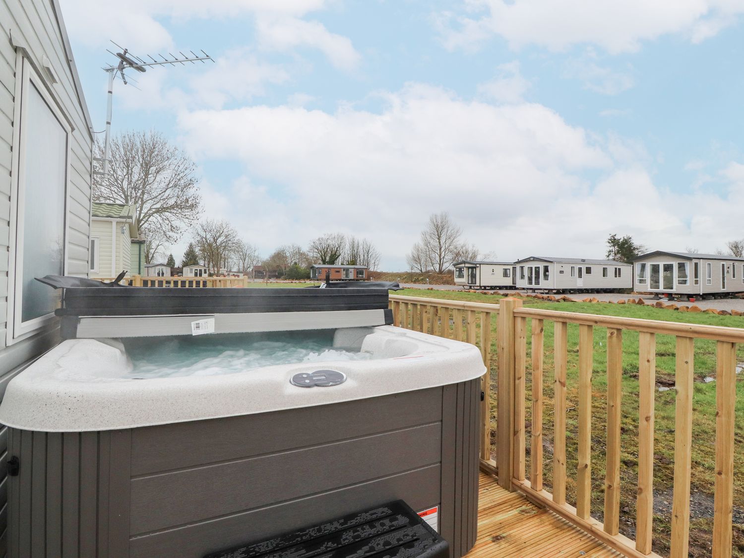 Giorgio, Warton, Lancashire. Off-road parking. Hot tub. Countryside. En-suites. Three bedrooms. WiFi