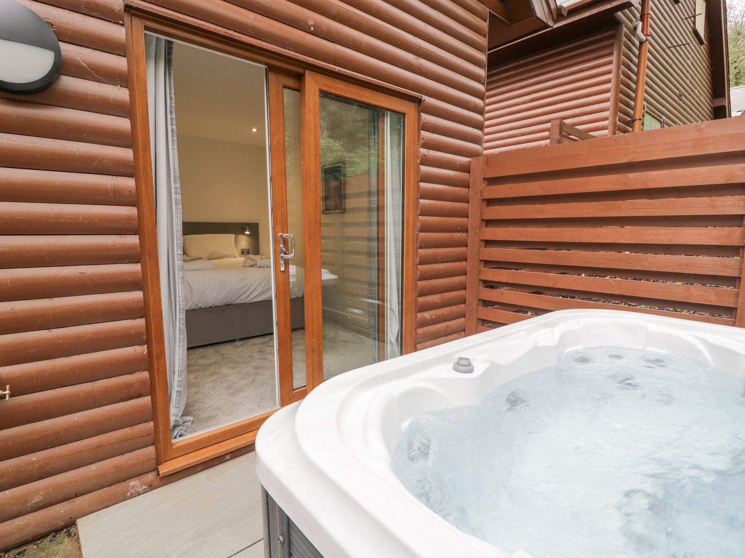 Luxury Lodge 46 in Dyserth, Rhyl, Denbighshire, Wales. Ground-floor. Hot tub. Smart TV with Netflix.