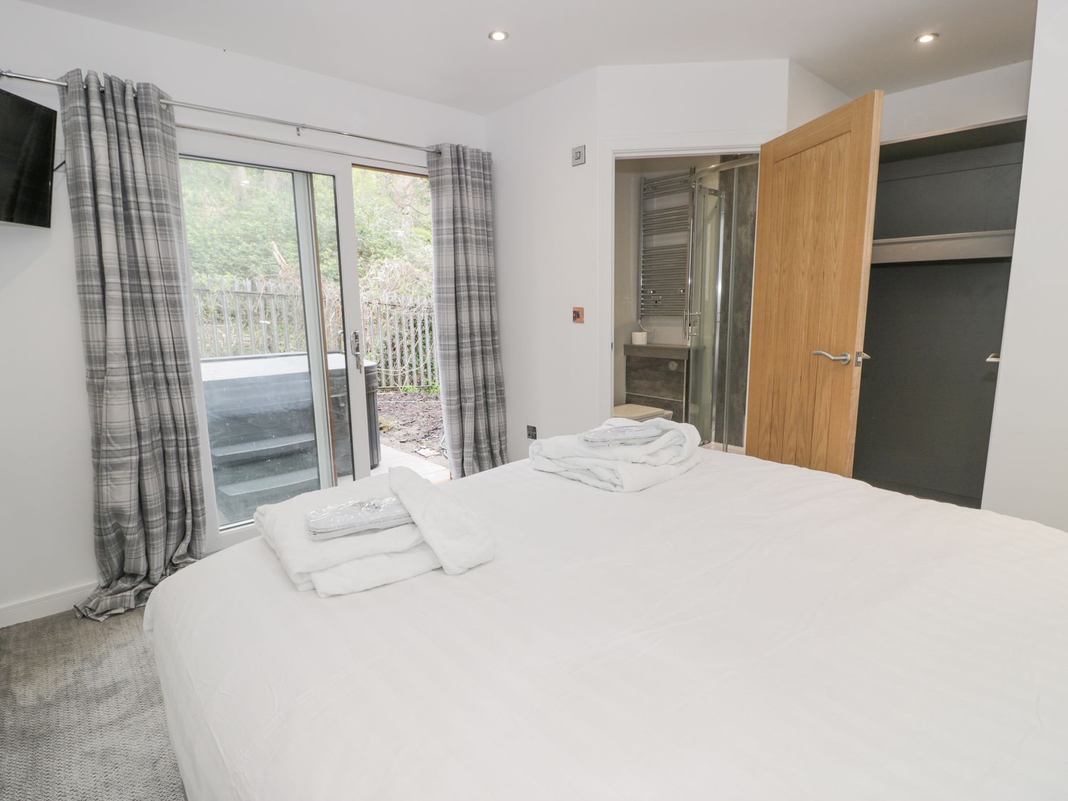 Luxury Lodge 46 in Dyserth, Rhyl, Denbighshire, Wales. Ground-floor. Hot tub. Smart TV with Netflix.