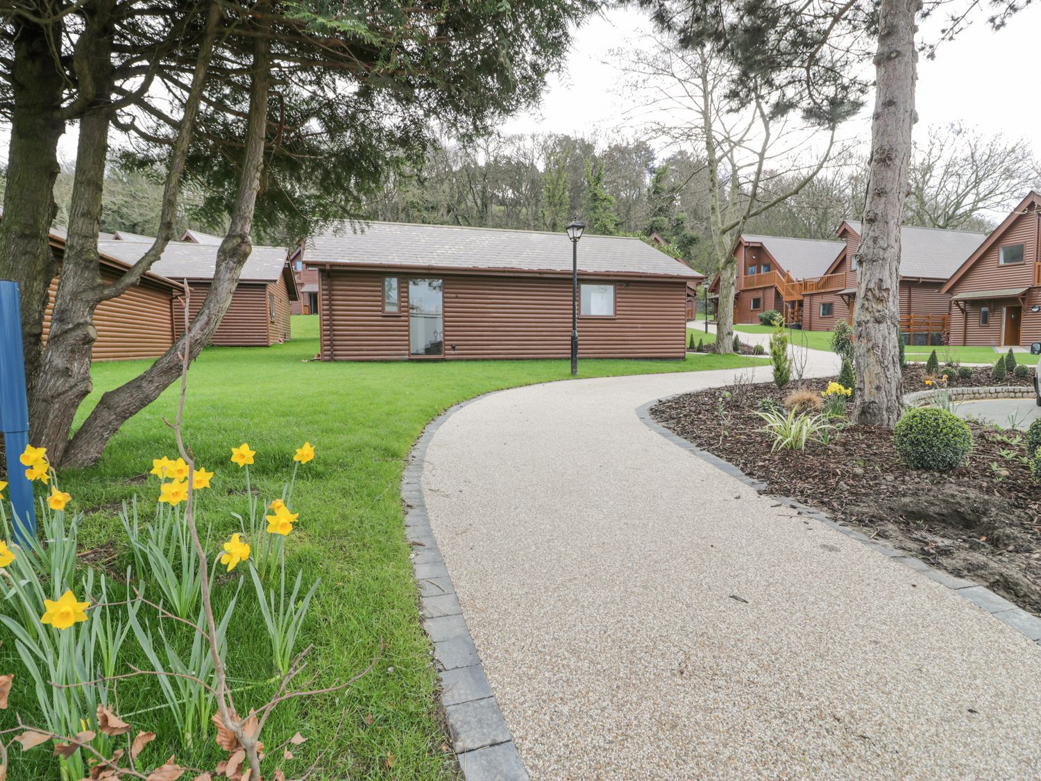 Luxury Lodge 46 in Dyserth, Rhyl, Denbighshire, Wales. Ground-floor. Hot tub. Smart TV with Netflix.