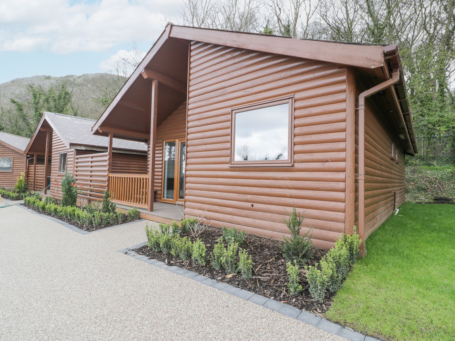 Luxury Lodge 53, Dyserth, North Wales. Pet-friendly. Smart TV. Hot tub. Single-storey. Electric fire