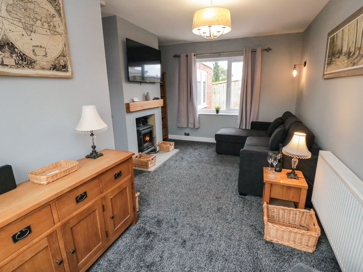 Corner Cottage in Bridlington, East Riding of Yorkshire. Pet-friendly. Woodburning stove. Near shop.