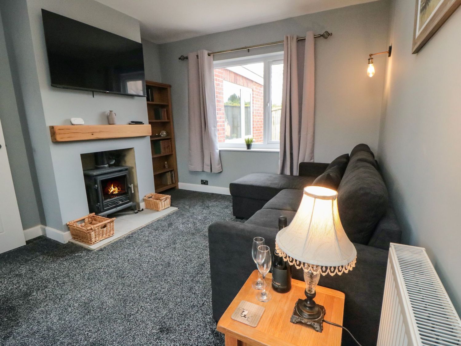 Corner Cottage in Bridlington, East Riding of Yorkshire. Pet-friendly. Woodburning stove. Near shop.