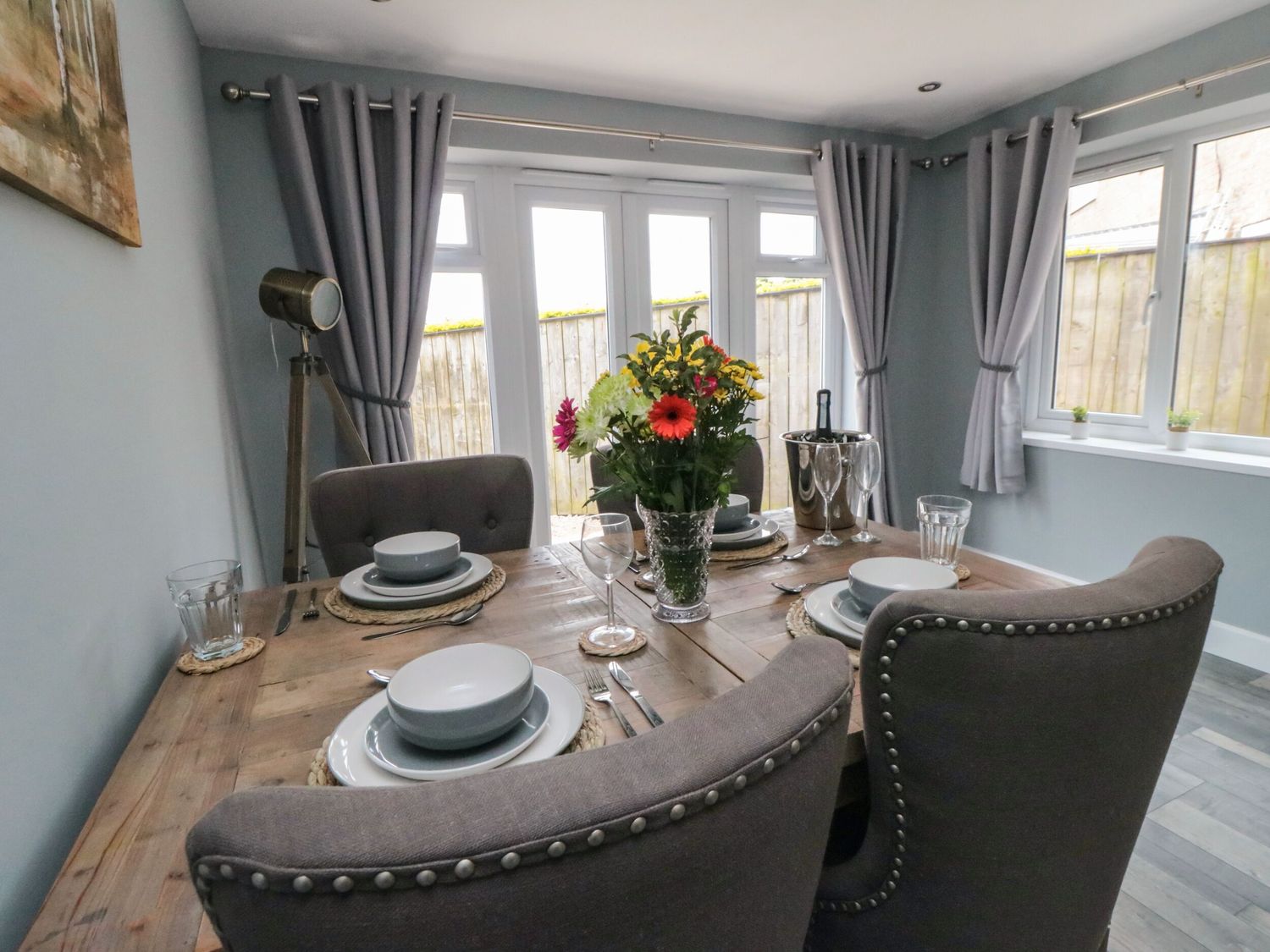 Corner Cottage in Bridlington, East Riding of Yorkshire. Pet-friendly. Woodburning stove. Near shop.