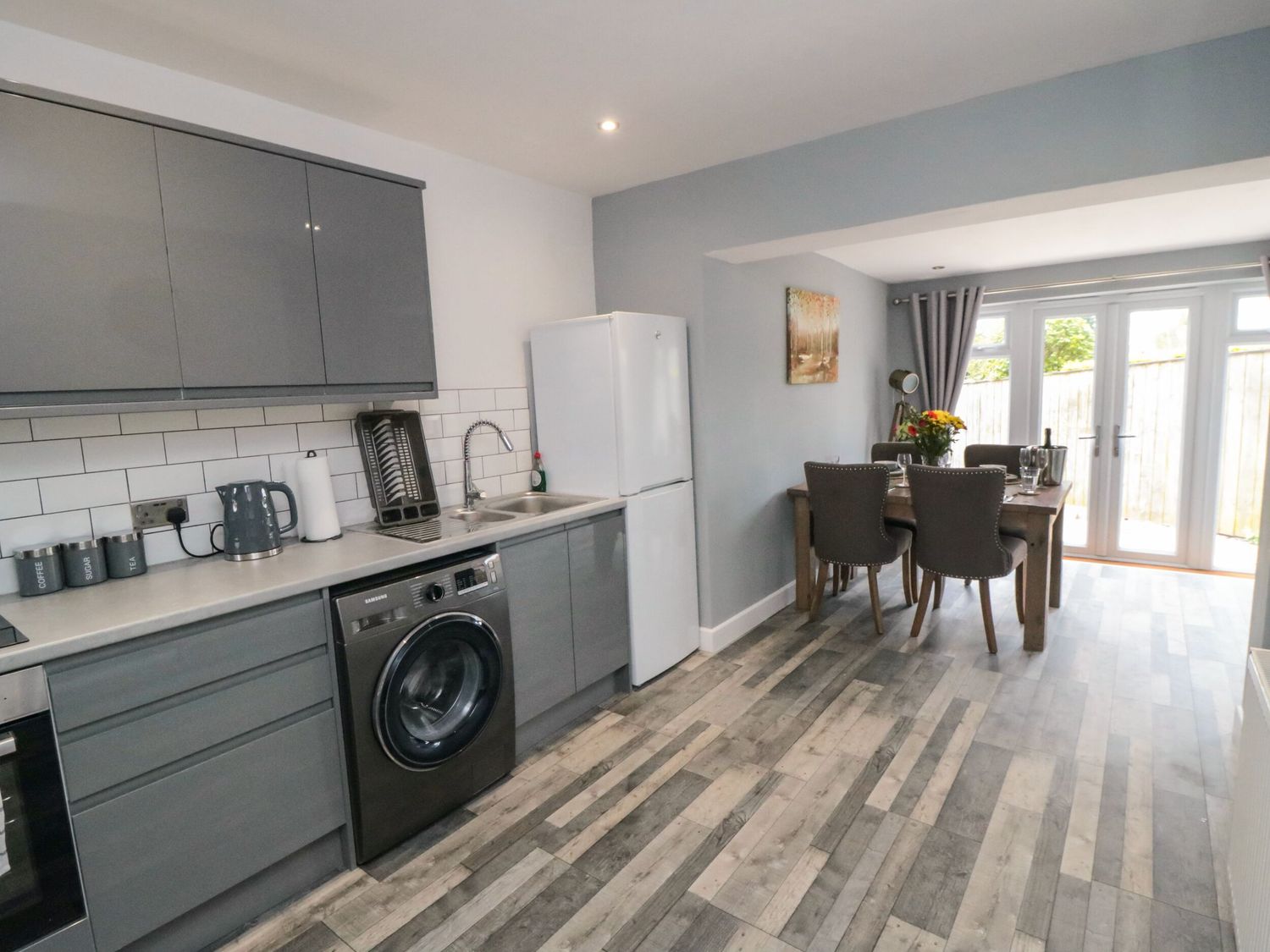 Corner Cottage in Bridlington, East Riding of Yorkshire. Pet-friendly. Woodburning stove. Near shop.