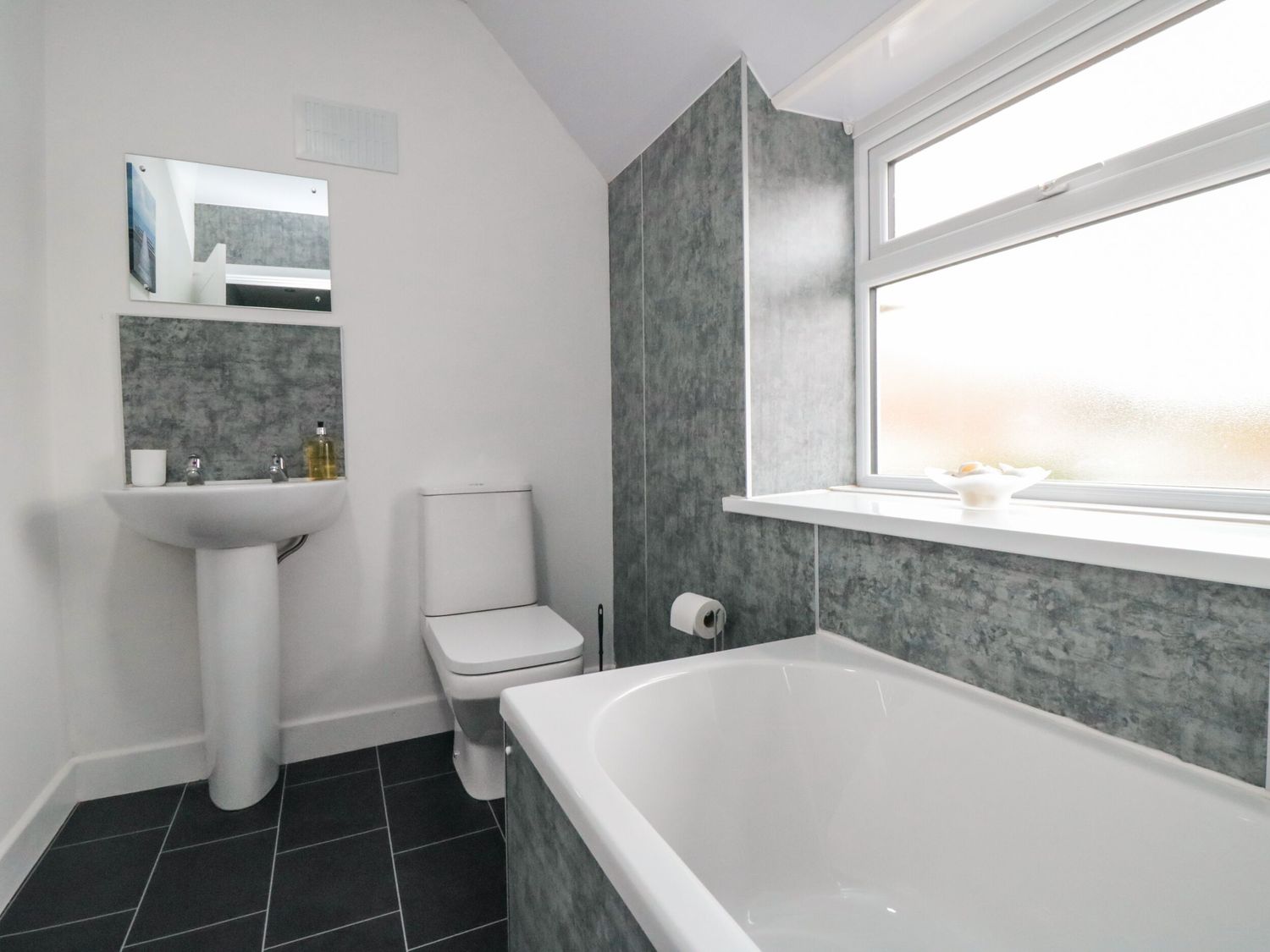 Corner Cottage in Bridlington, East Riding of Yorkshire. Pet-friendly. Woodburning stove. Near shop.